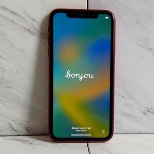 UNLOCKED Apple iPhone 11 64GB Red Smartphone w/ Apple Lightening Charger Cable